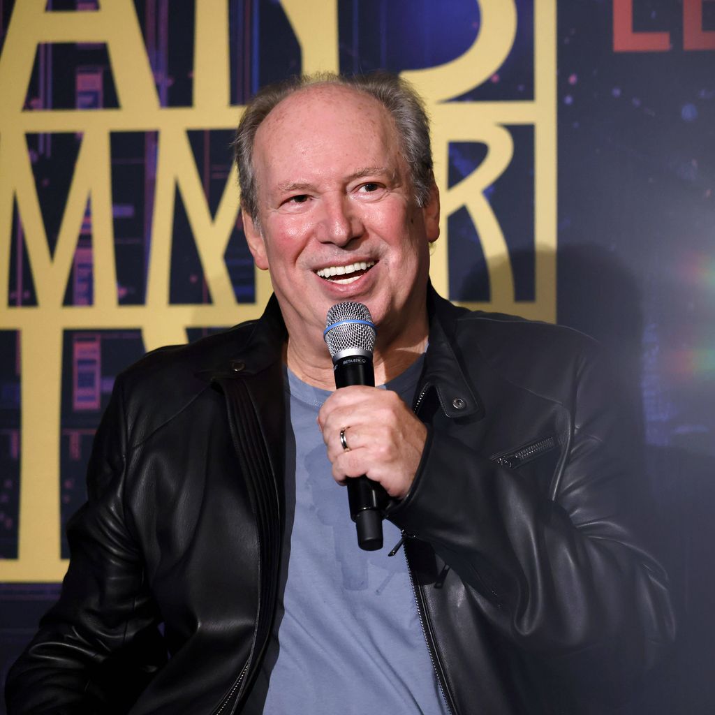 Hans Zimmer spricht mit Mikrofon bei einer Pressekonferenz zu "Hans Zimmer Live – The Next Level" in Köln, 14. Oktober 2025