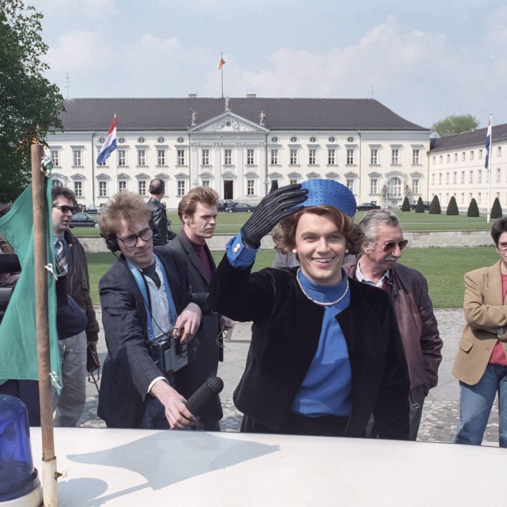 Hape Kerkeling tritt am 25.04.1991 als Königin Beatrix vor Schloss Bellevue in Berlin auf