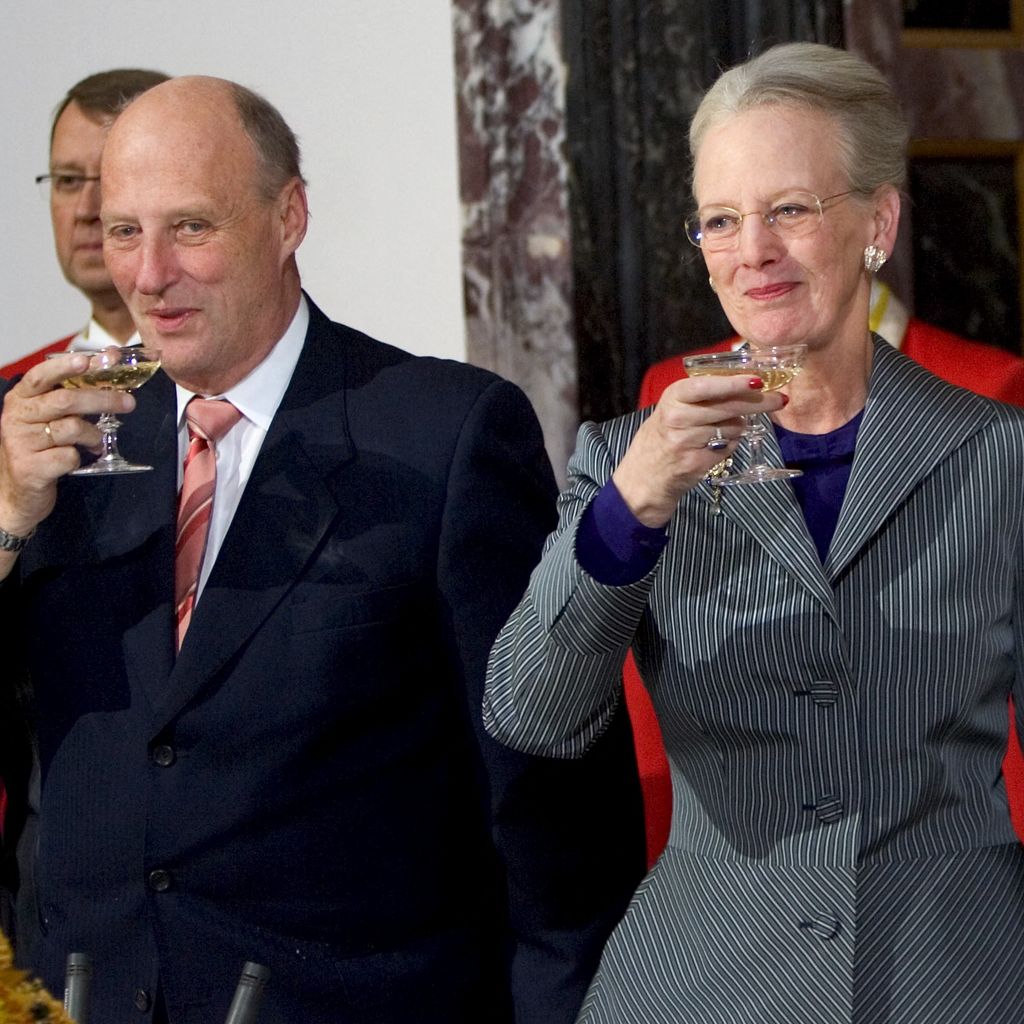 Harald V. von Norwegen und Margrethe II. von Dänemark stoßen beim Lunch im Schloss Fredensborg am 7. November 2005 an