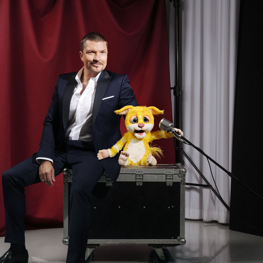 Hardy Krüger Jr. mit Maki-Puppe Polly, "Pretty in Plüsch"-Teilnehmer