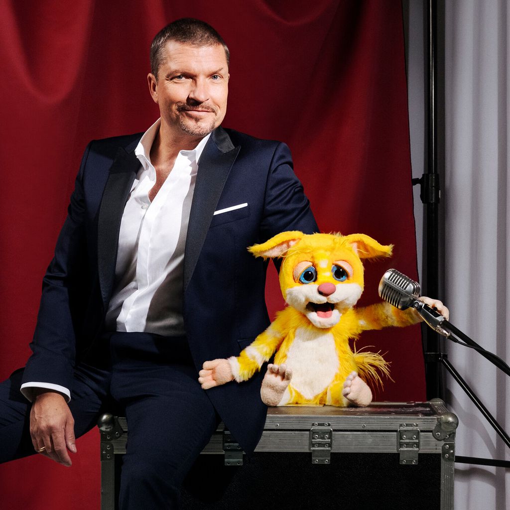Hardy Krüger jr. und  Plüsch-Maki Polly bei "Pretty in Plüsch"