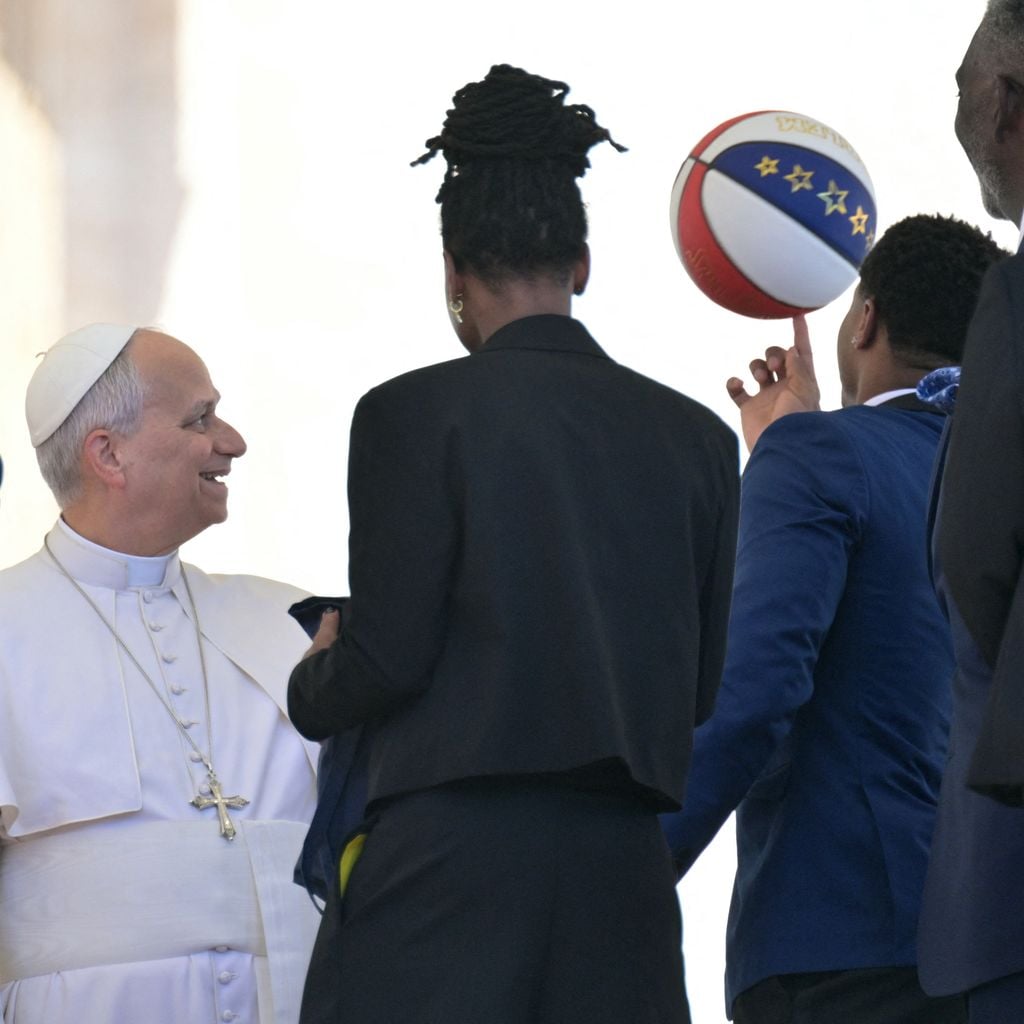 Harlem Globetrotters treffen Papst Leo XIV. nach der Generalaudienz auf dem Petersplatz im Vatikan