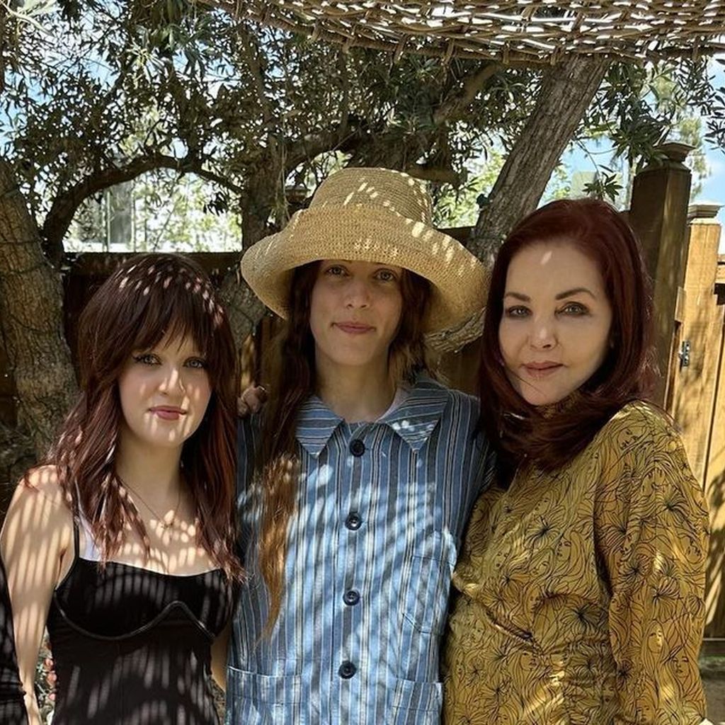 Harper Lockwood, Finley Lockwood, Riley Keough und Priscilla Presley im Juni 2023