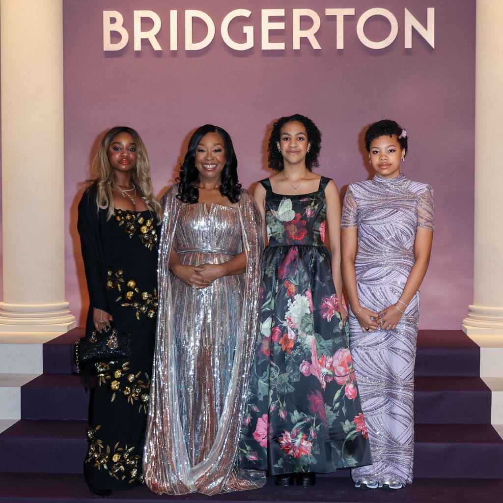 Shonda Rhimes und ihre Kinder bei der Weltpremiere von "Bridgerton" Staffel 4