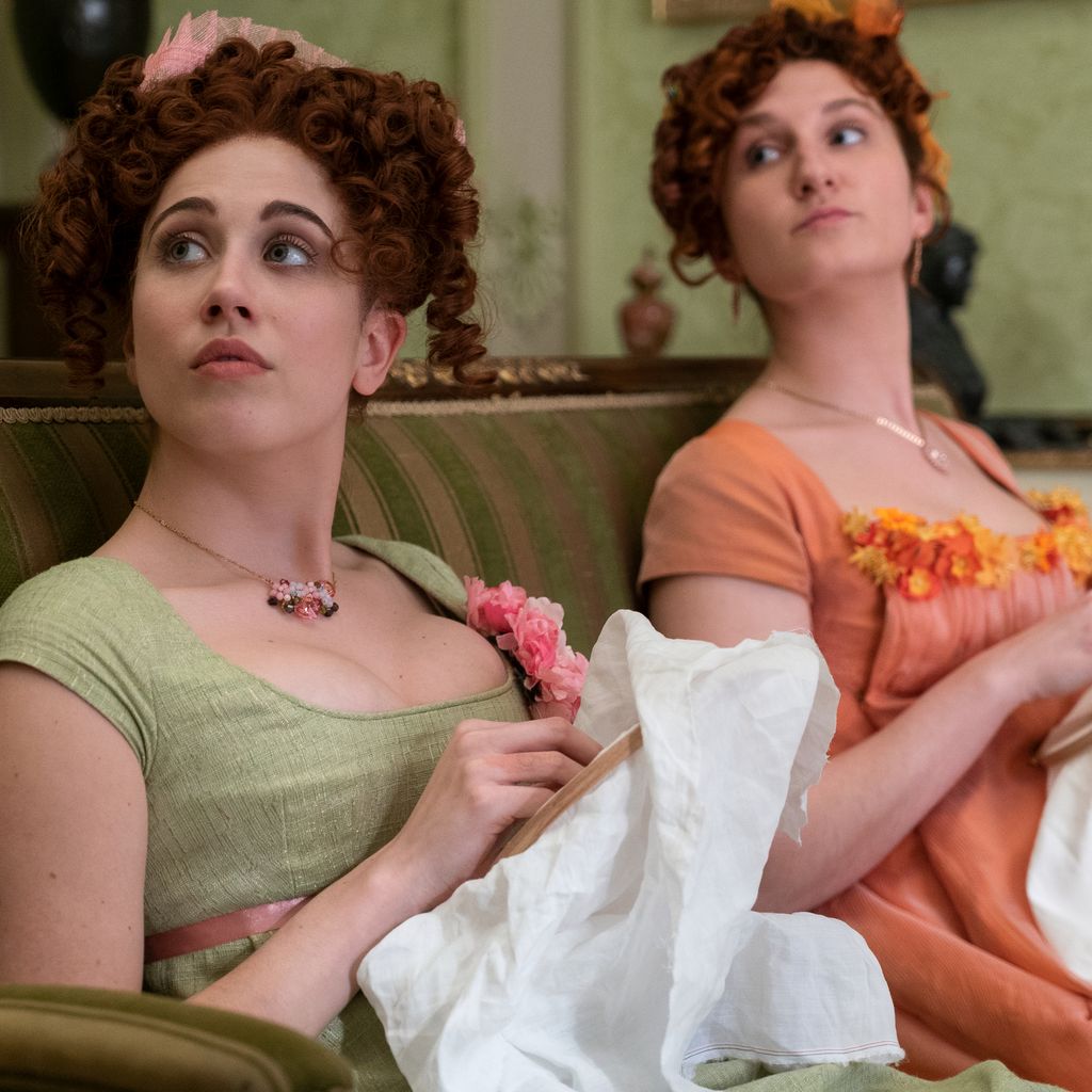 Harriet Cains als Phillipa Featherington & Bessie Carter als Prudence Featherington in "Bridgerton"