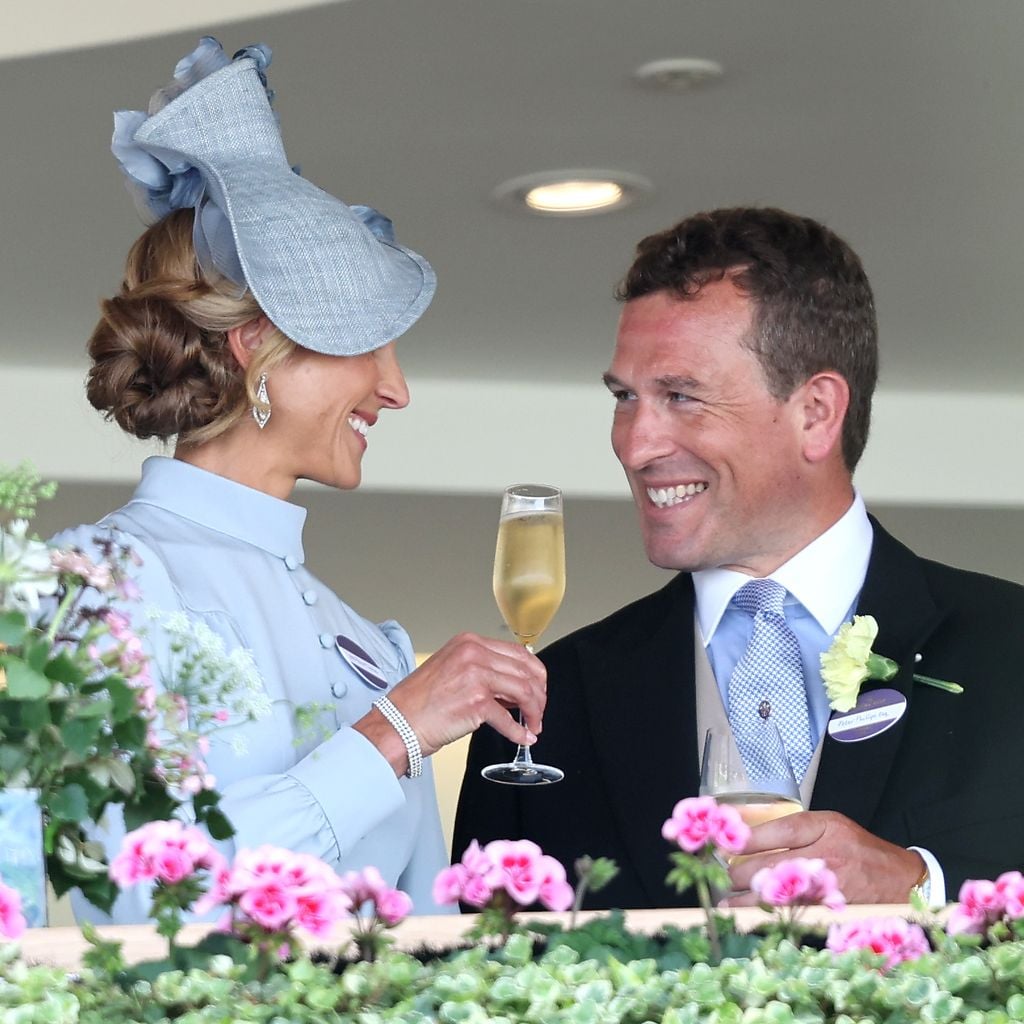 Harriet Phillips und Peter Phillips stoßen bei Royal Ascot 2026 mit Champagner an