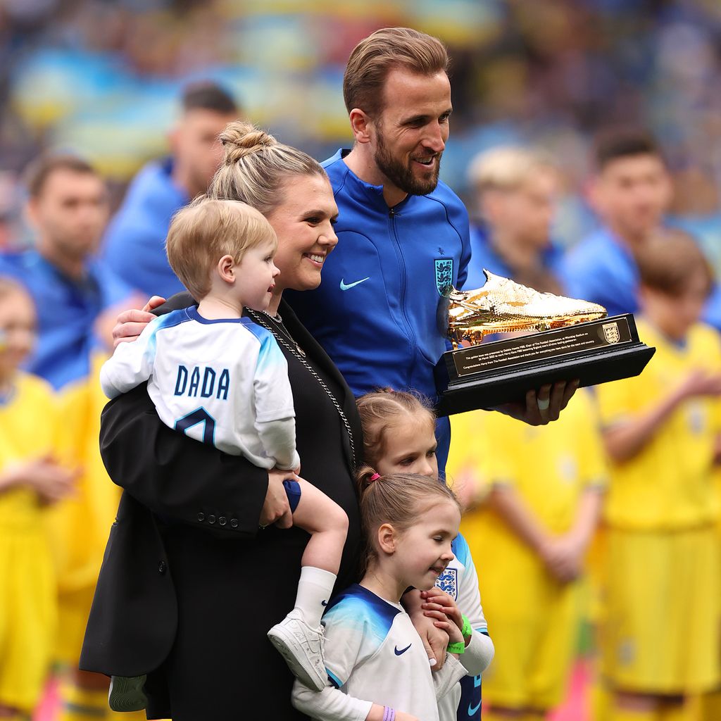 Harry Kane mit seiner Frau Kate und ihren Kids, März 2023