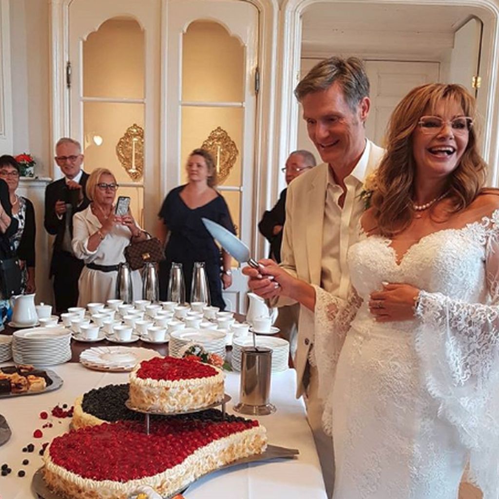 Harry Kuhlmann und Maren Gilzer im Juli 2019 mit ihren Hochzeitsgästen