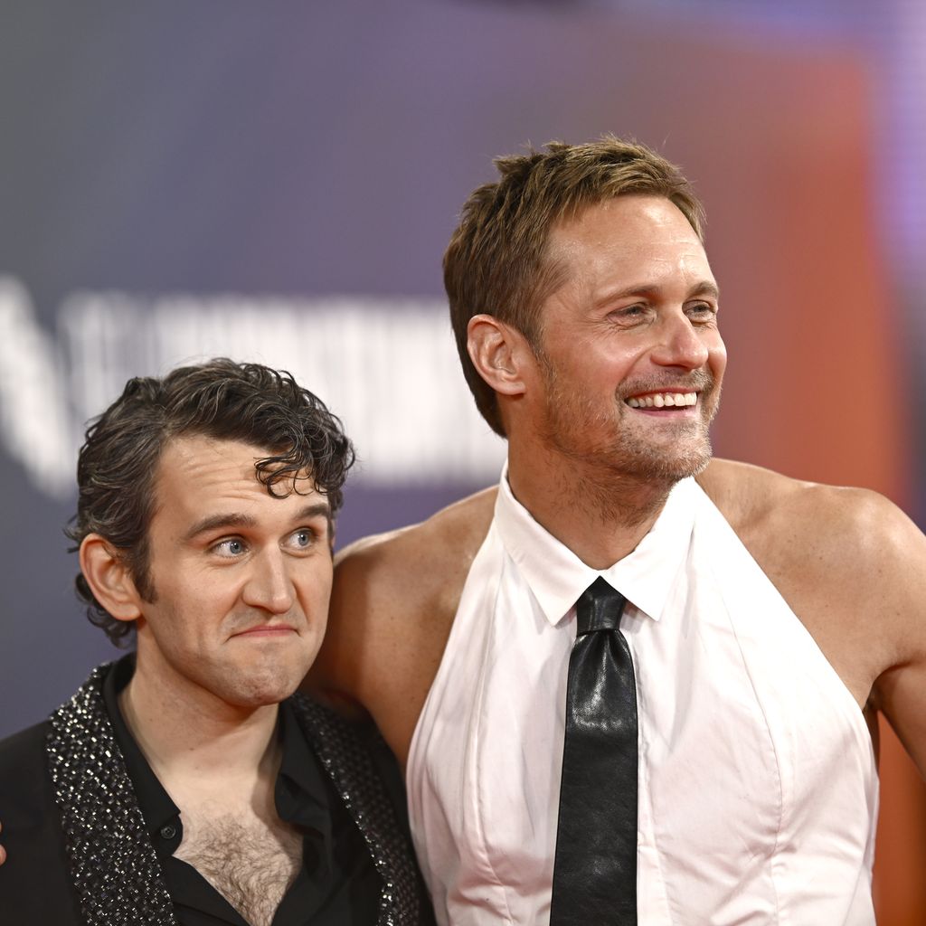 Harry Melling und Alexander Skarsgård bei der "Pillion" Headline Gala des 69. BFI London Film Festival in der Royal Festival Hall