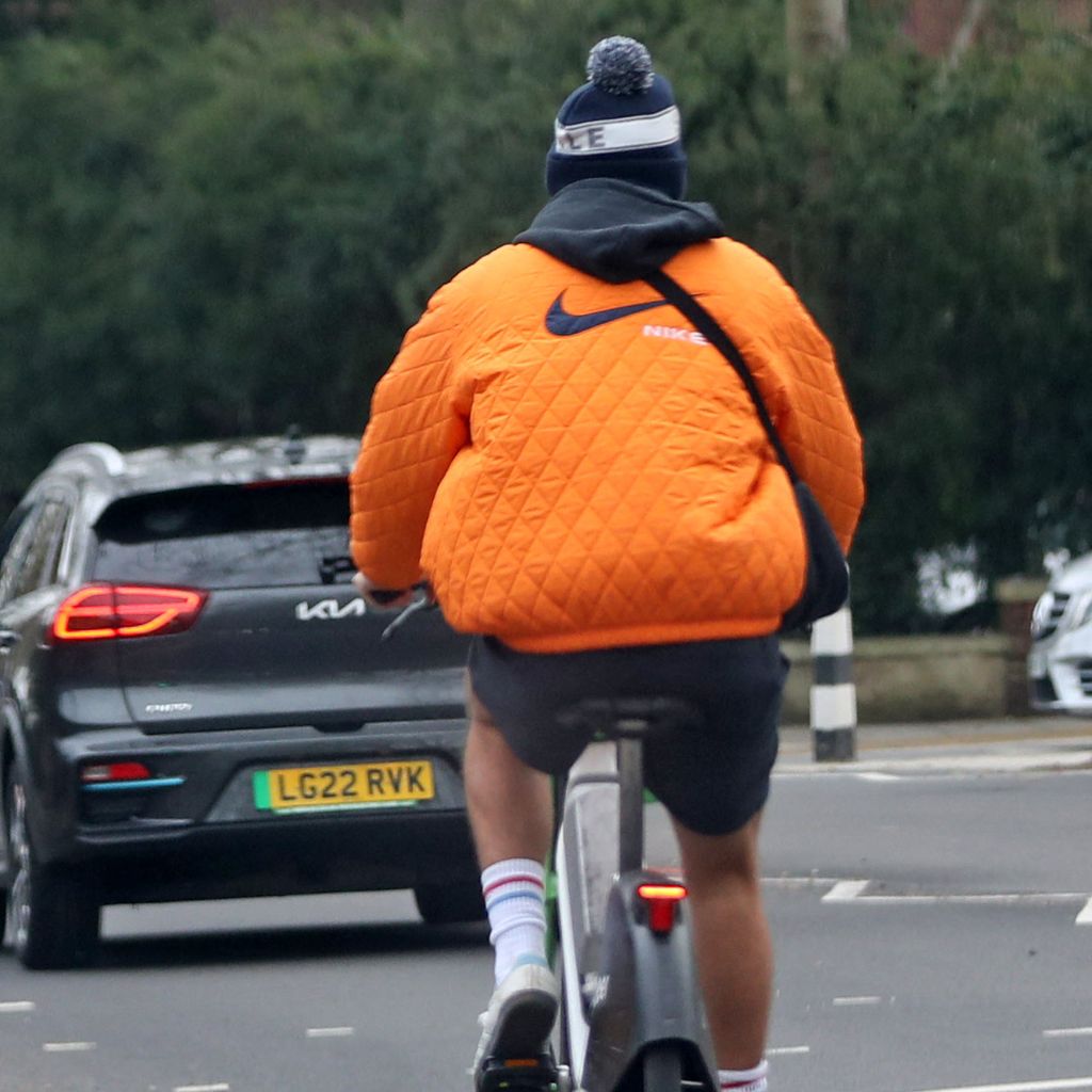 Harry Styles radelt durch London