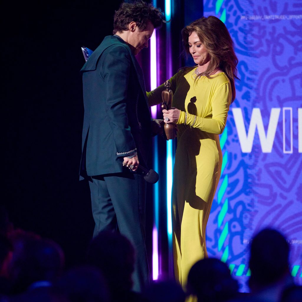 Bei den Brit Awards 2023: Harry Styles mit Shania Twain auf der Bühne