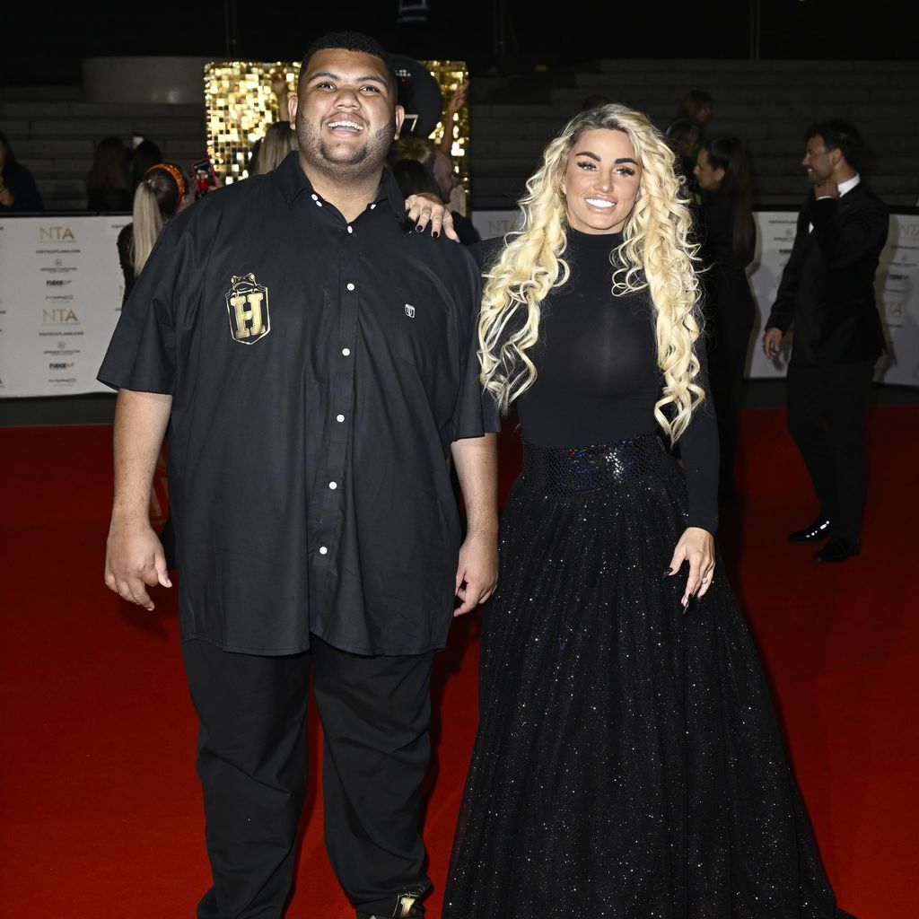Harvey Price mit seiner Mutter Katie (r.) im Oktober 2022 in London