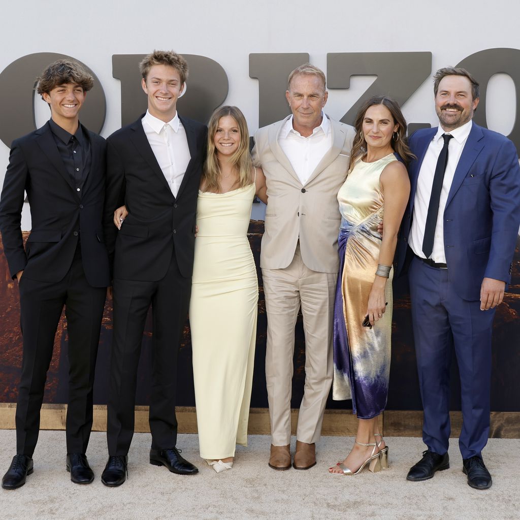 Hayes Logan Costner, Cayden Wyatt Costner, Grace Avery Costner, Kevin Costner und Annie Costner