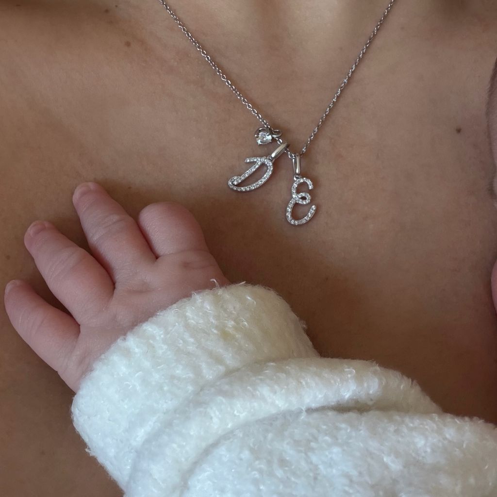 Hayley Erbert mit der Hand ihrer Tochter