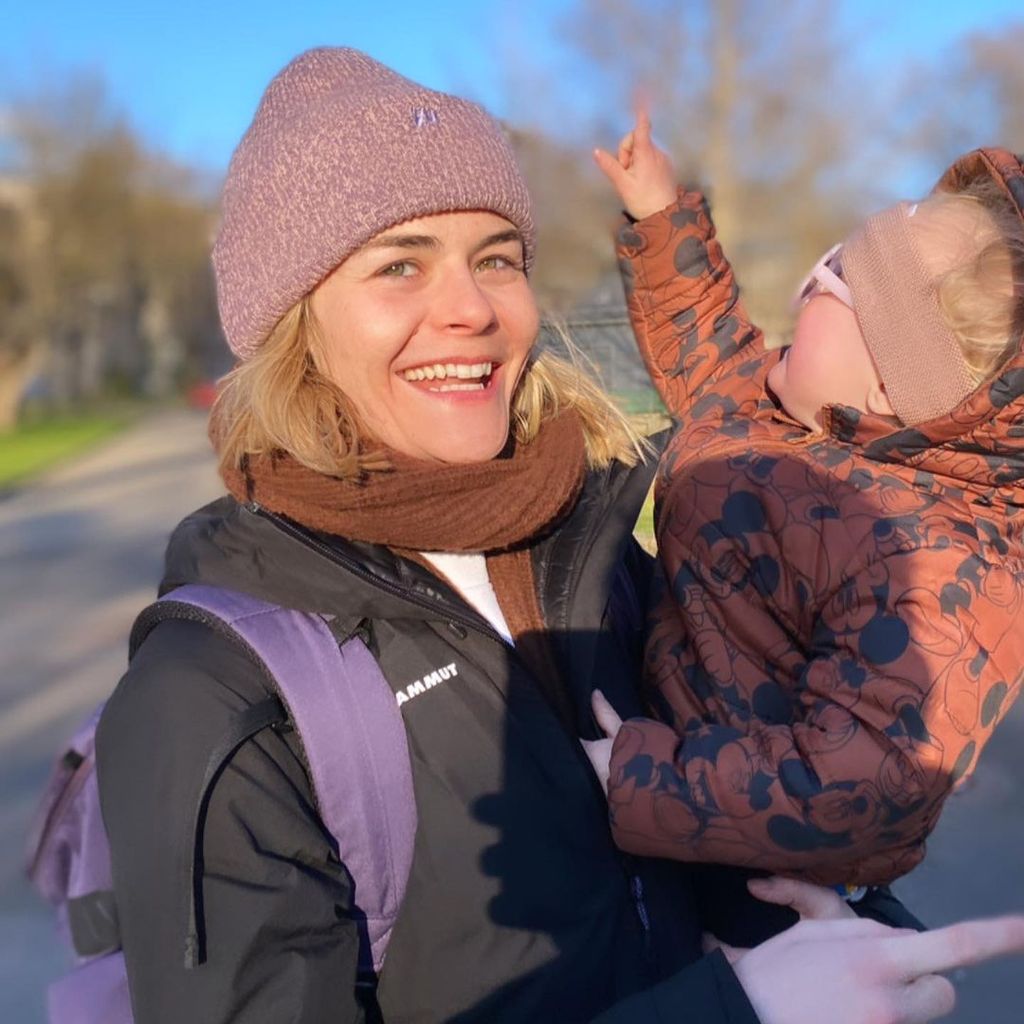 Hazel Brugger und ihre Tochter im Februar 2023