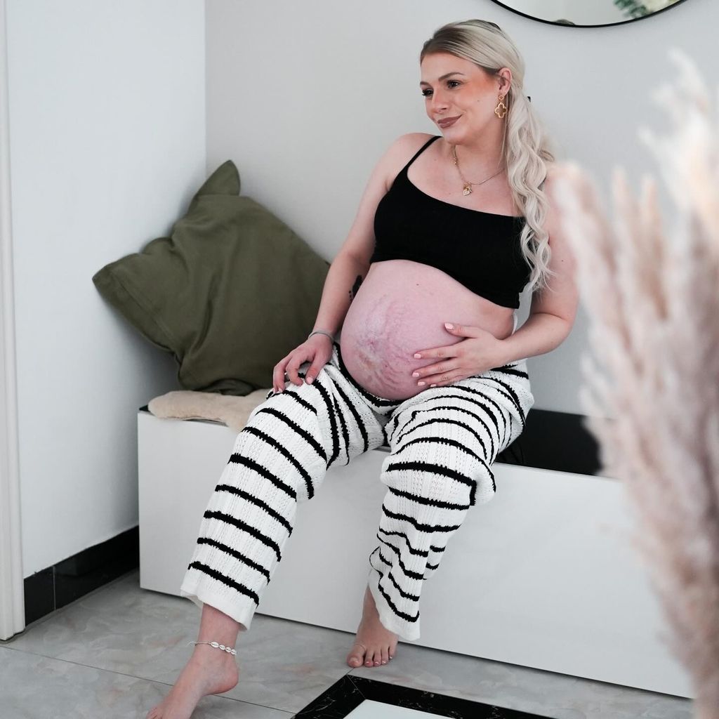 Schwangere HealthyMandy im April 2024