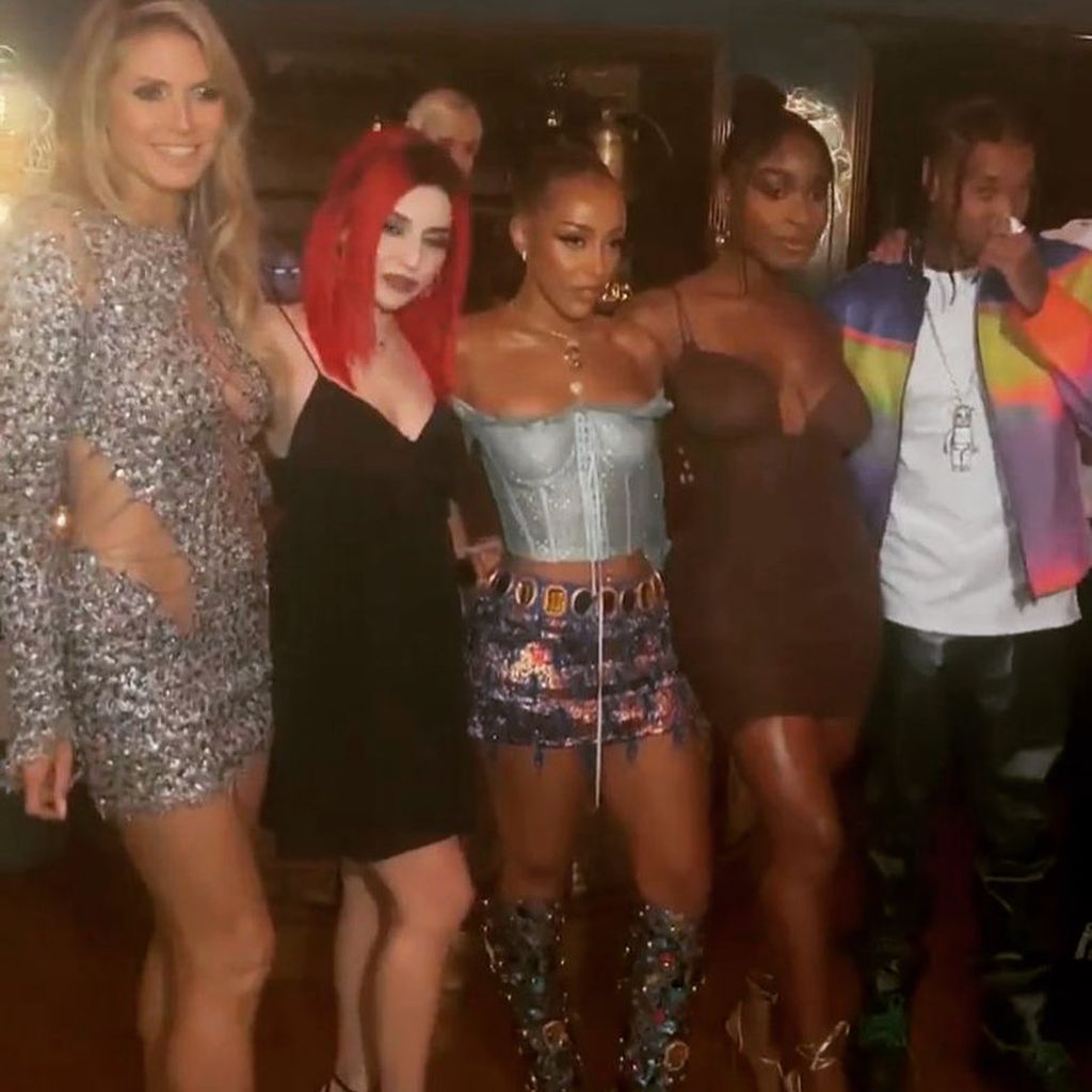 Heidi Klum mit Ava Max, Doja Cat, Normani und Tyga