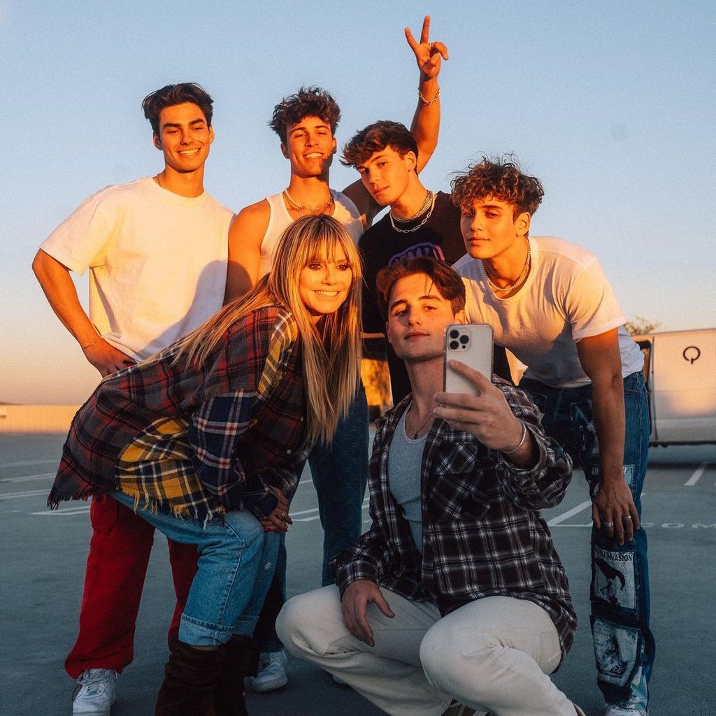 Heidi Klum mit den Elevator Boys im Februar 2022