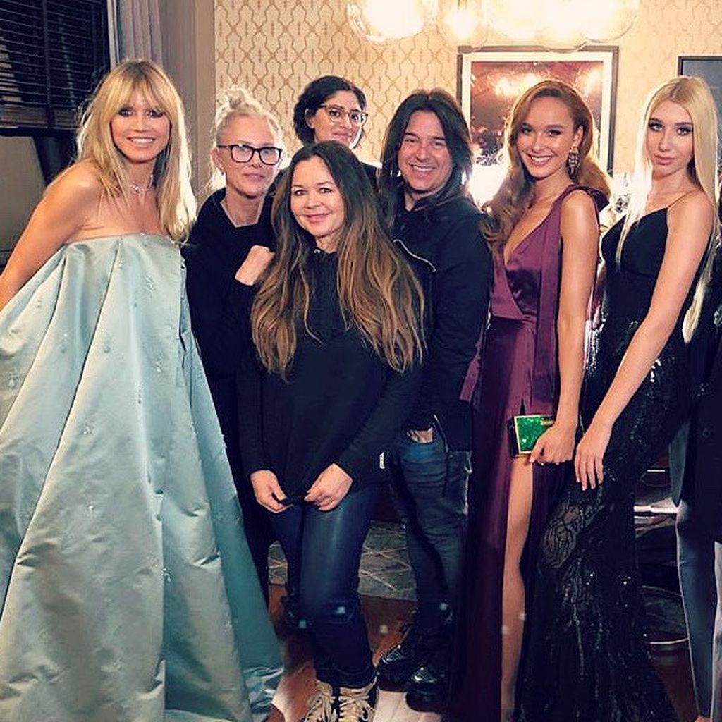 Heidi Klum mit den GNTM-Girls Jacky und Tamara und ihrem Haar-und-Make-up-Team