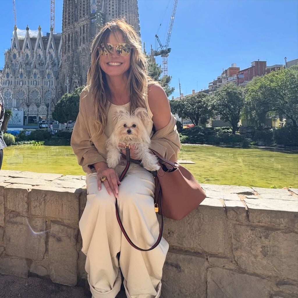 Heidi Klum mit ihrem Hund Fritz vor der Sagrada Família in Barcelona