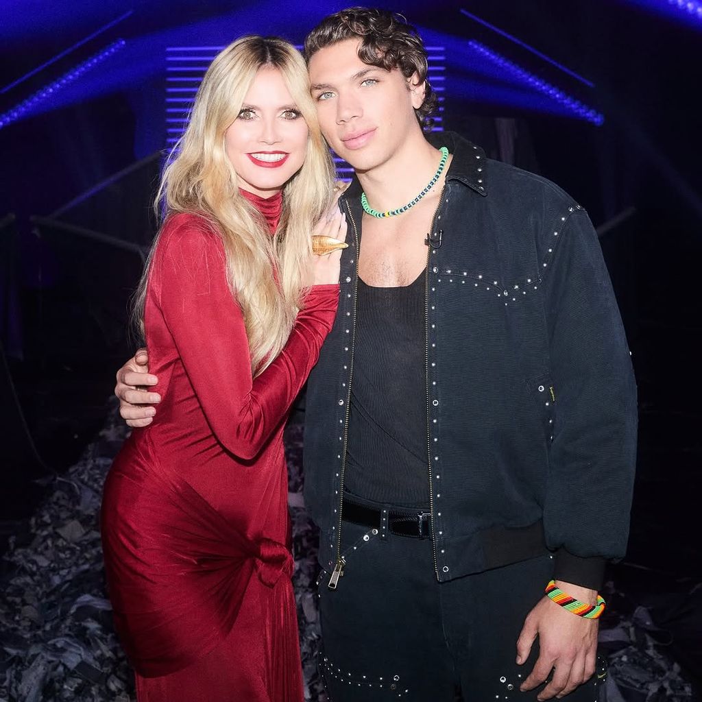 Die Models Heidi Klum und Elias Becker posieren als Co-Juroren für "Germany's Next Topmodel" 2025.