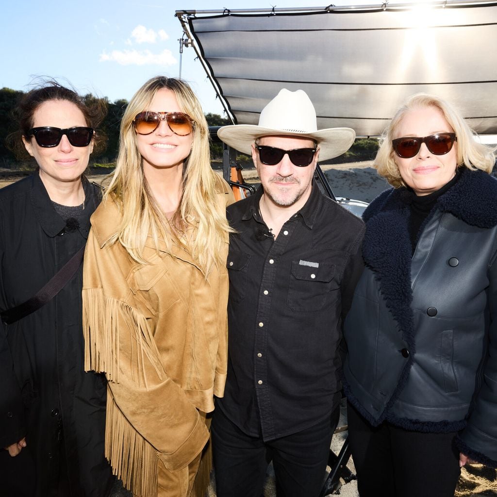 Heidi Klum und Kerstin Schneider mit Fotografen am Set von GNTM