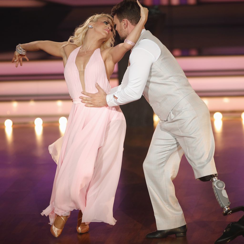 Heinrich Popow und Kathrin Menzinger beim Walzer zu "Against all Odds"