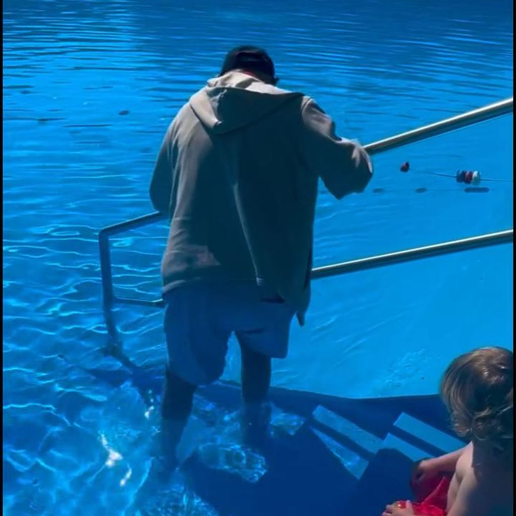 Heinz Hoenig und sein Sohn im Freibad im Juni 2025