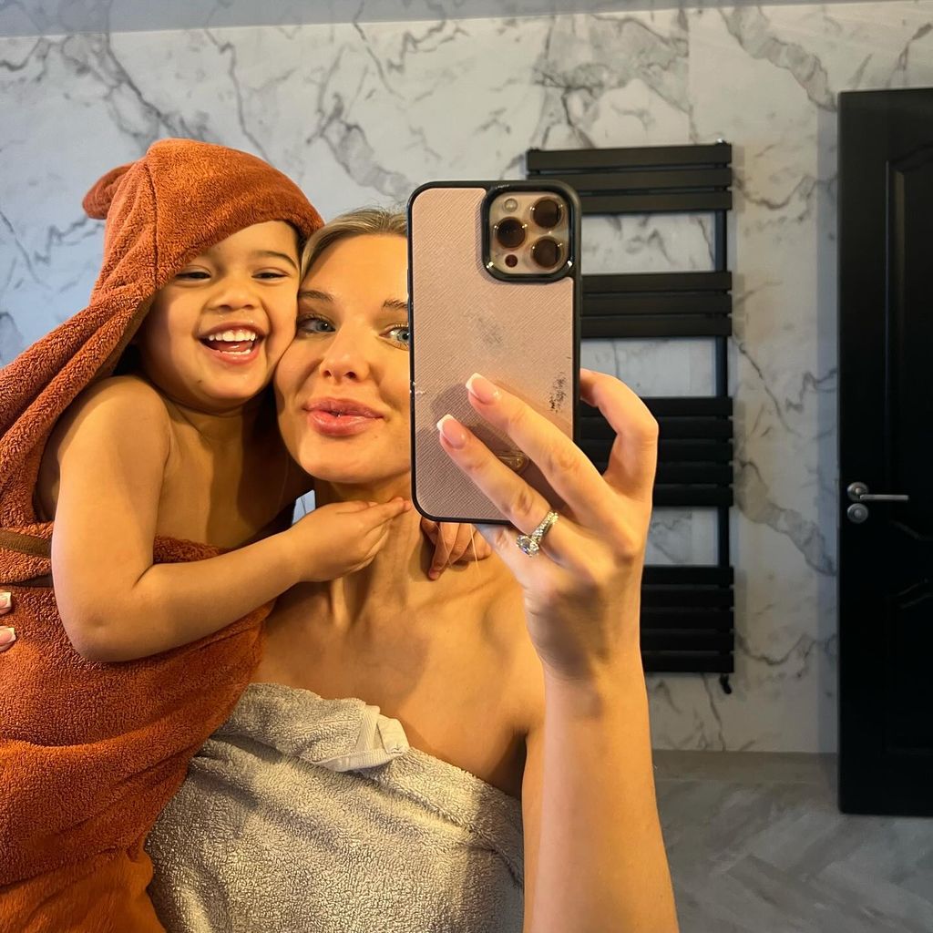 Helen Flanagan und ihr Sohn im Dezember 2023