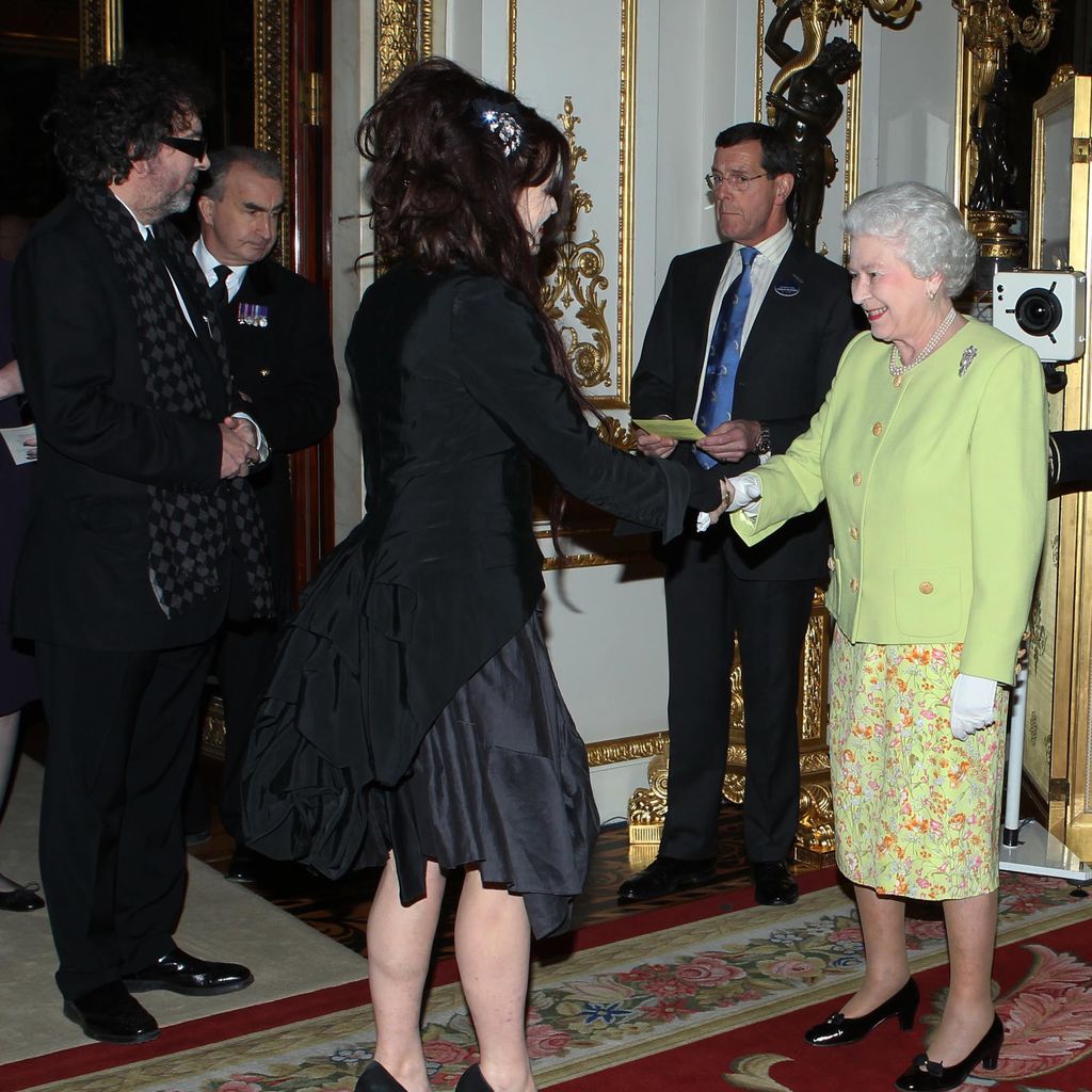Helena Bonham Carter und Queen Elizabeth II. im Buckingham Palast, 2012