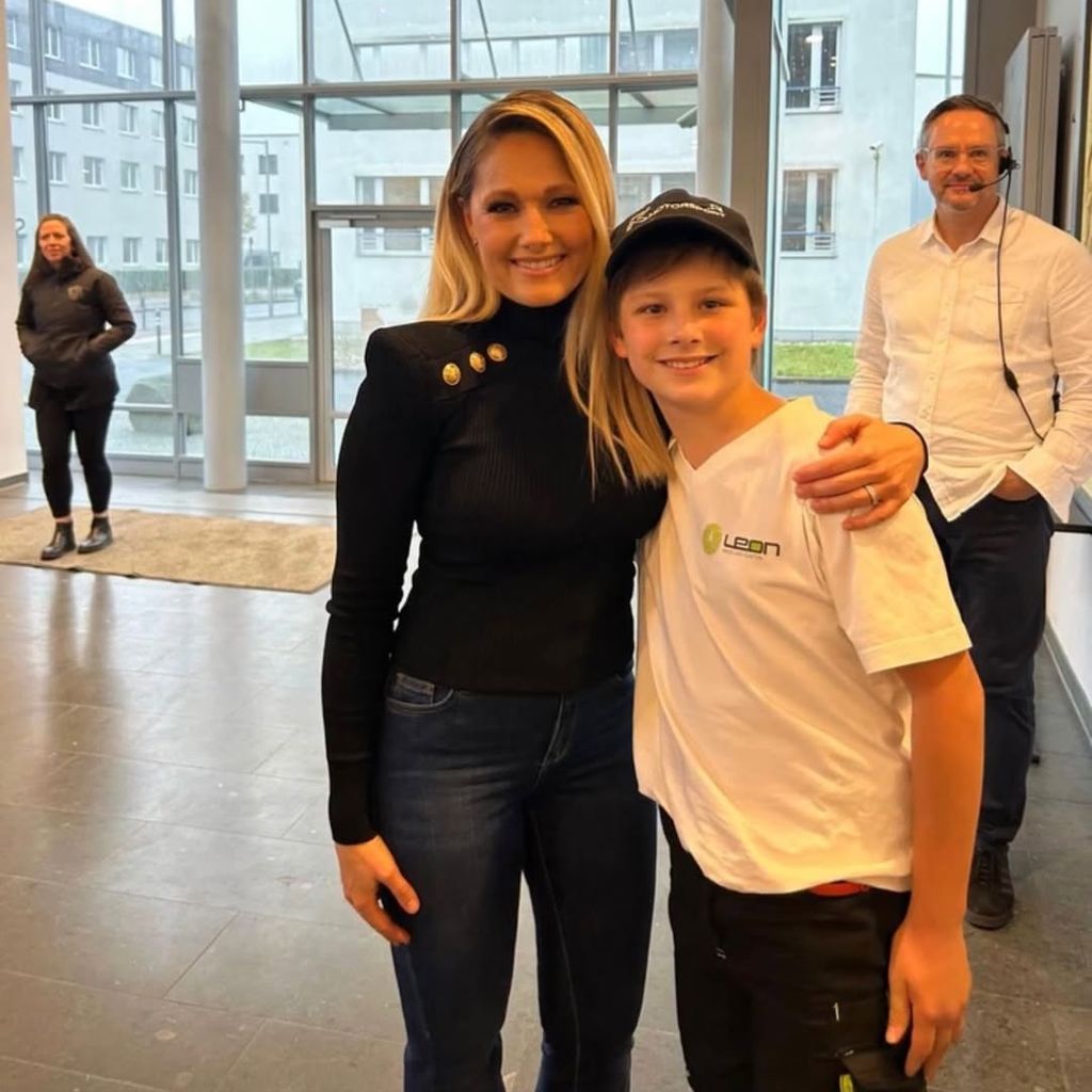 Helene Fischer mit einem Fan im Arm, November 2025