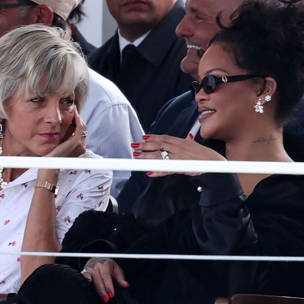 Helene Mercier-Arnault und Rihanna im Gespräch bei der Christian Dior Womenswear-Show während der Paris Fashion Week