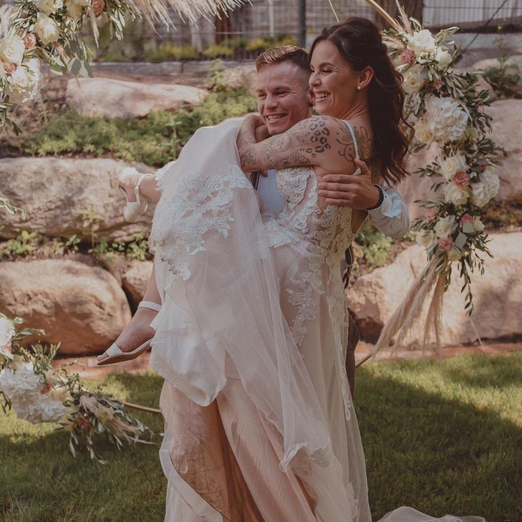 Henning Merten und seine Frau Denise bei ihrer Hochzeit im Juli 2021