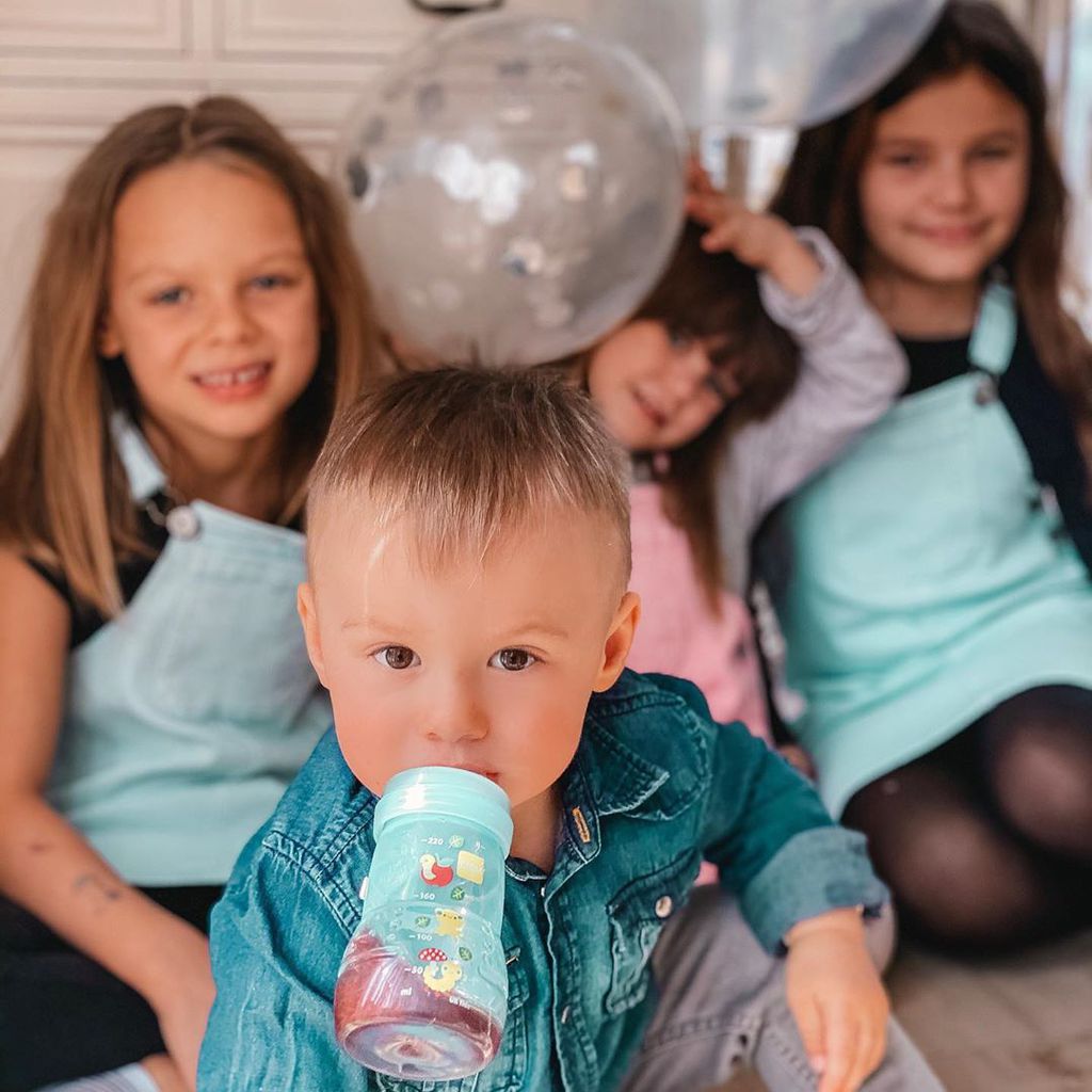 Henning Mertens Töchter Miley, Juna und Lea gemeinsam mit Denise Kappès' Sohn Ben