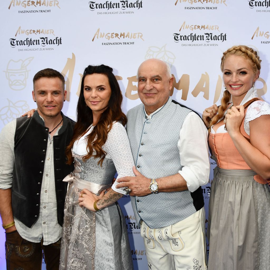 Henning und Denise Merten, Wirt Axel Munz, Josephine Welsch und ihr Partner David Köllner, 2023