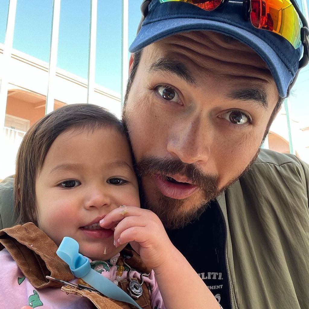 Henry Golding mit seiner Tochter