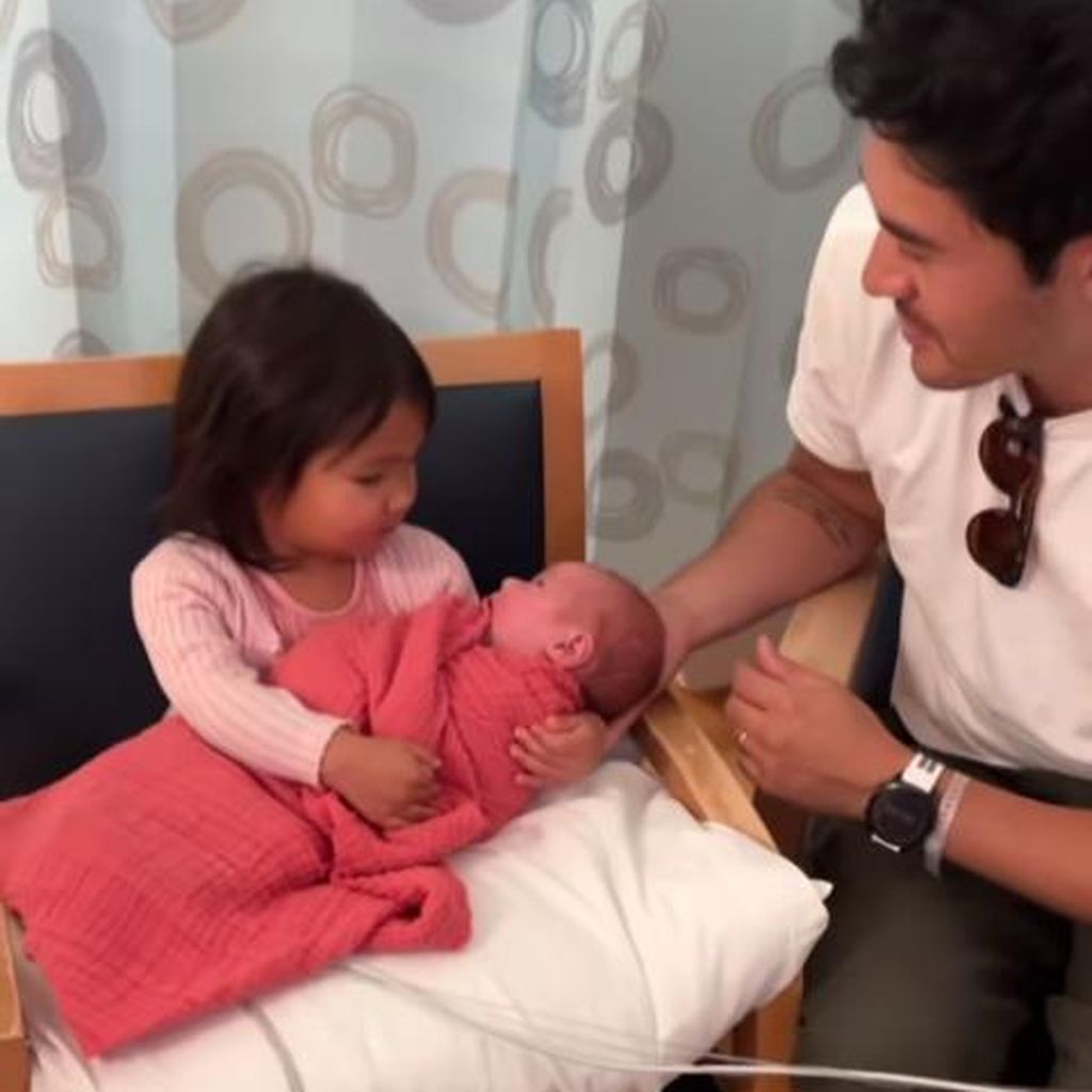 Henry Golding mit seinen Töchtern Florence Likan und Lyla