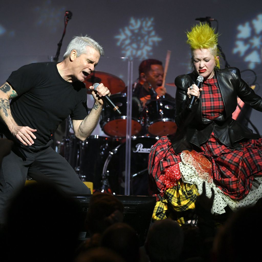 Henry Rollins und Cyndi Lauper beim Benefizkonzert "Home For The Holidays"