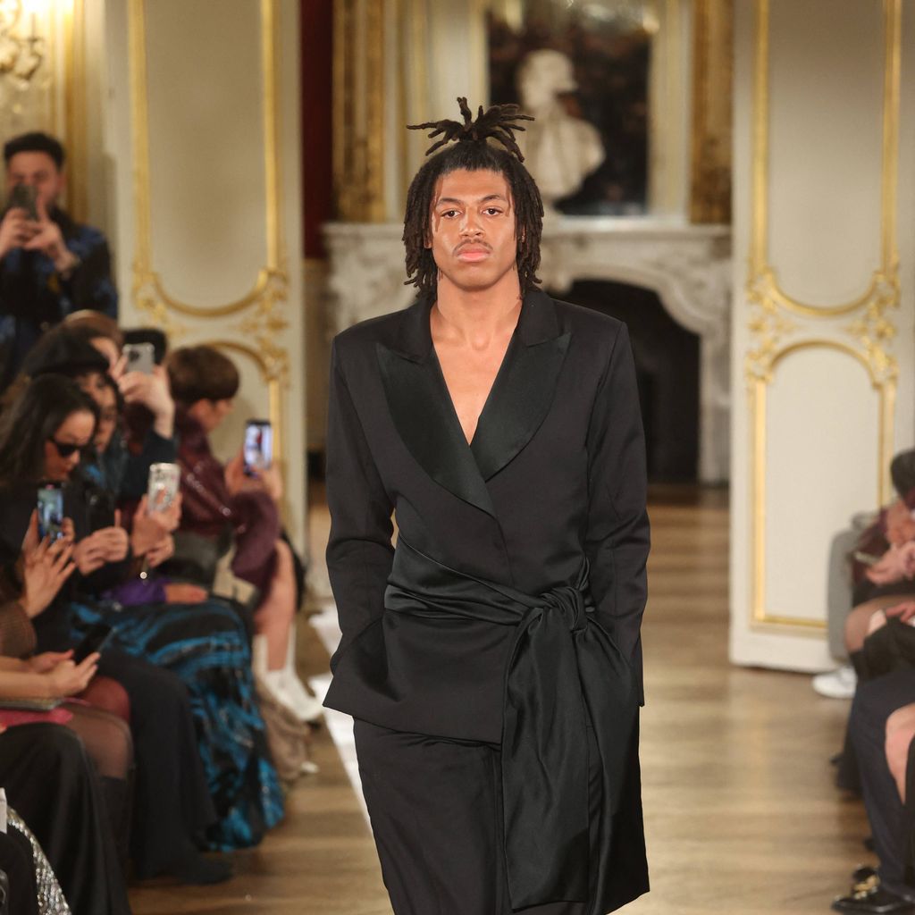 Henry Samuel läuft für Lena Erziak während der Paris Fashion Week