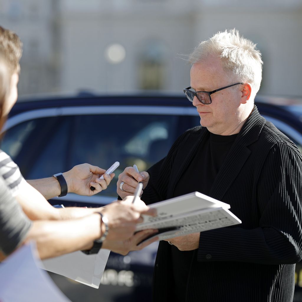 Herbert Grönemeyer gibt Autogramme