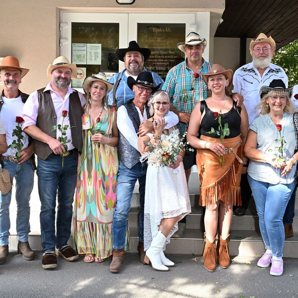 Herbert Köneke und seine Ehefrau Annett mit der Hochzeitsgesellschaft, September 2025