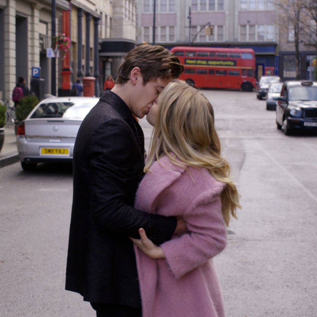 Hero Fiennes Tiffin und Josephine Langford in "After Love"