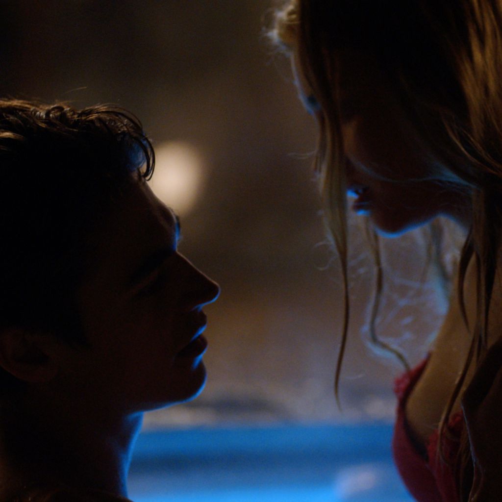Hero Fiennes Tiffin und Josephine Langford als Hardin und Tessa in "After Love"