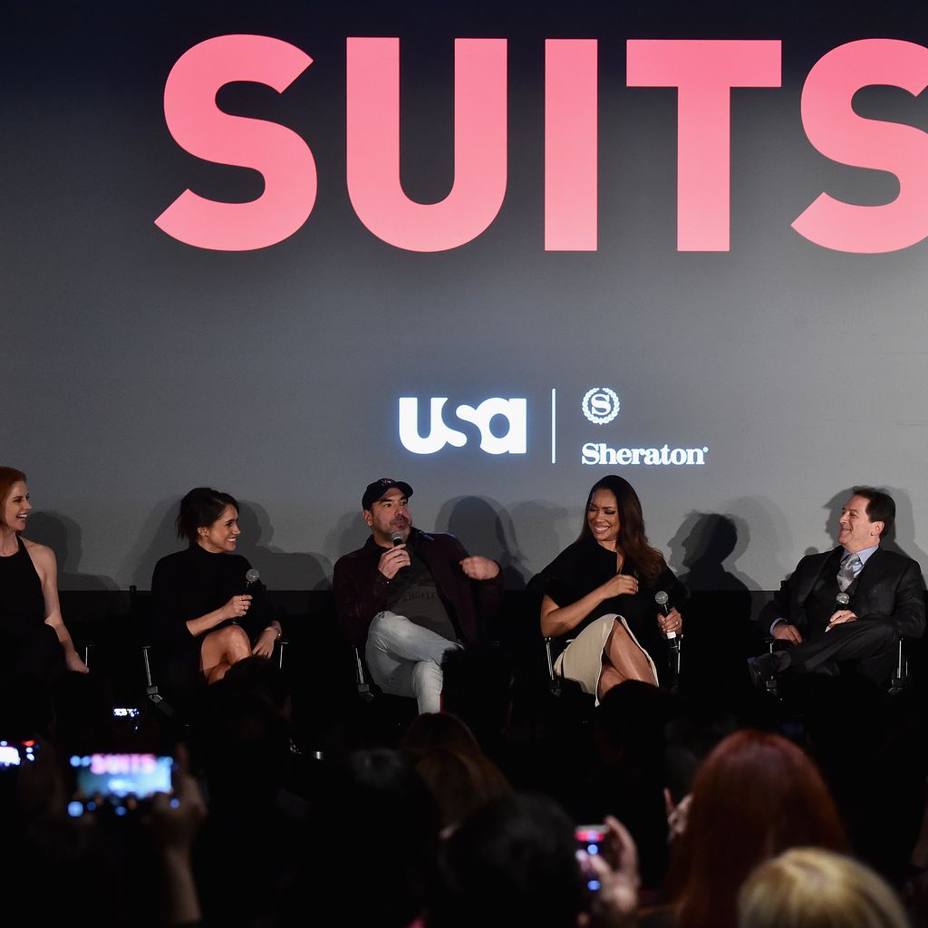 Herzogin Meghan mit ihren "Suits"-Kollegen 2016 auf einer Pressekonferenz