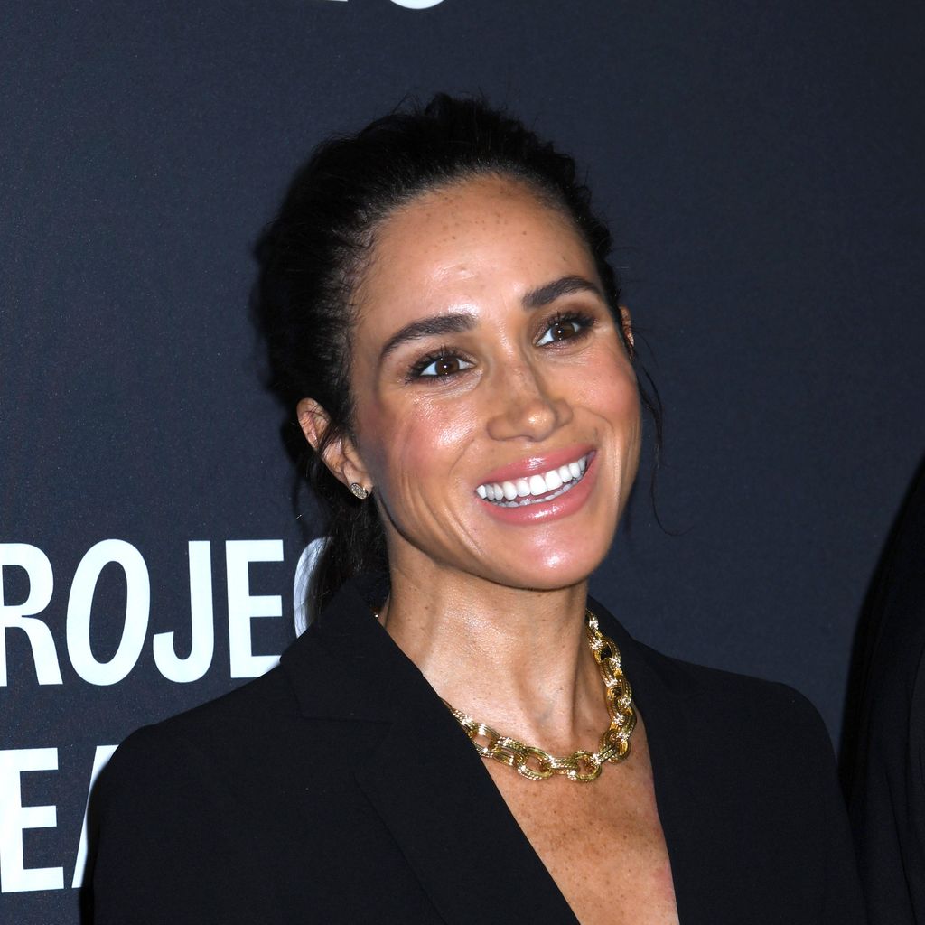 Herzogin Meghan bei einer Gala in New York lächelt eine Person für die Kameras