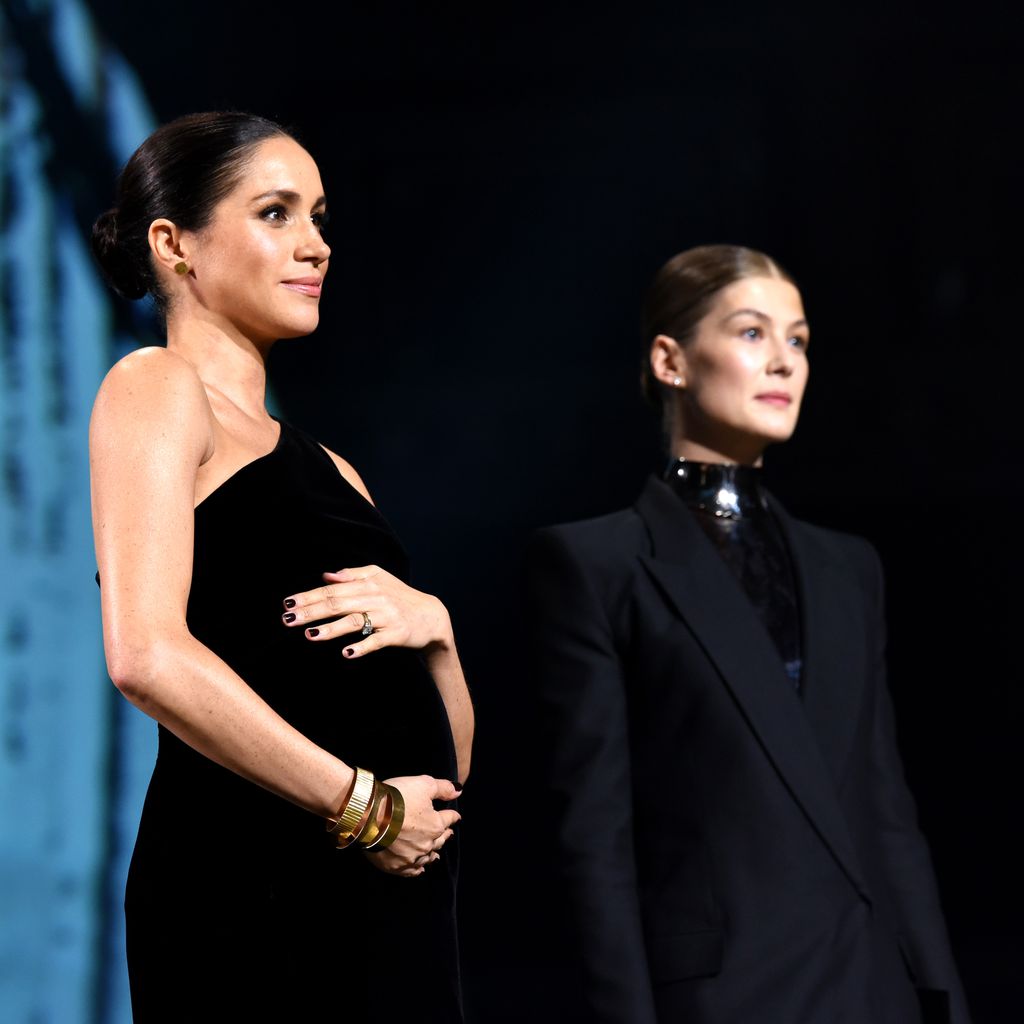 Herzogin Meghan mit Rosamund Pike bei den Fashion Awards im Dezember 2018 in London