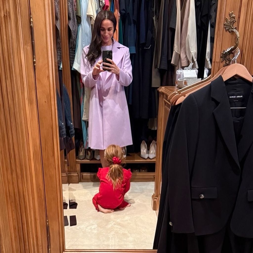 Herzogin Meghan mit Tochter Prinzessin Lilibet in ihrem Ankleidezimmer.