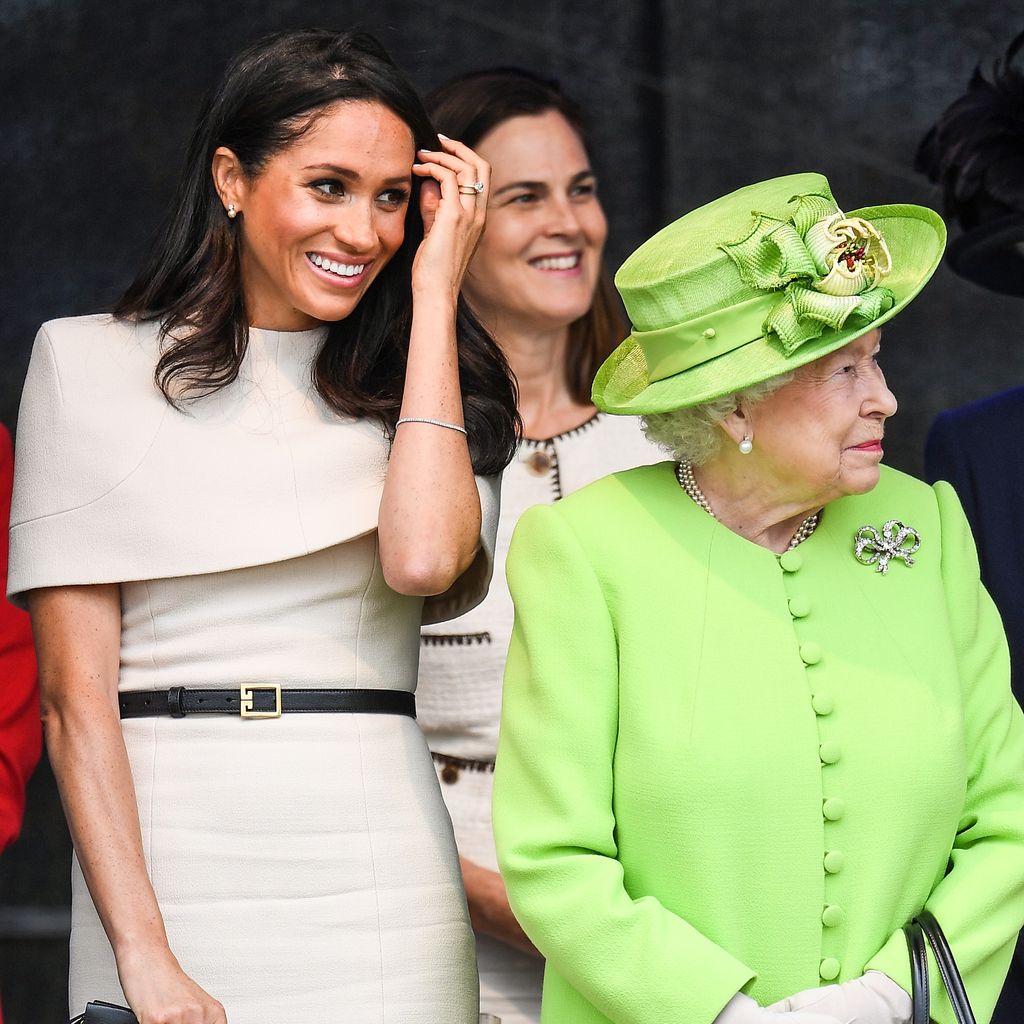 Herzogin Meghan und Queen Elizabeth II. in Begleitung von Samantha Cohen