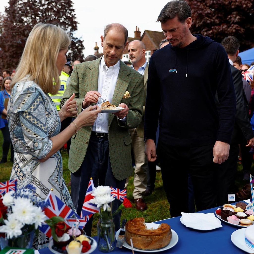 Herzogin Sophie und Prinz Edward mit Royal-Fans beim Krönungs-Lunch