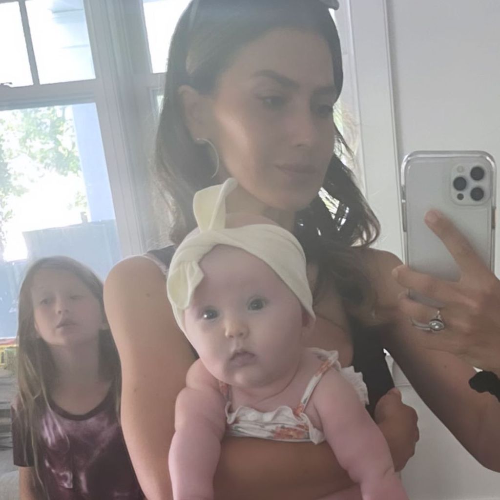 Hilaria Baldwin mit ihren beiden Kindern Lucía und Carmen im Juli 2021